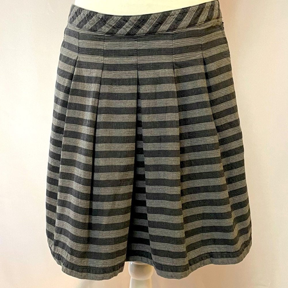GAP Black and Gray Striped Pleated Skirt